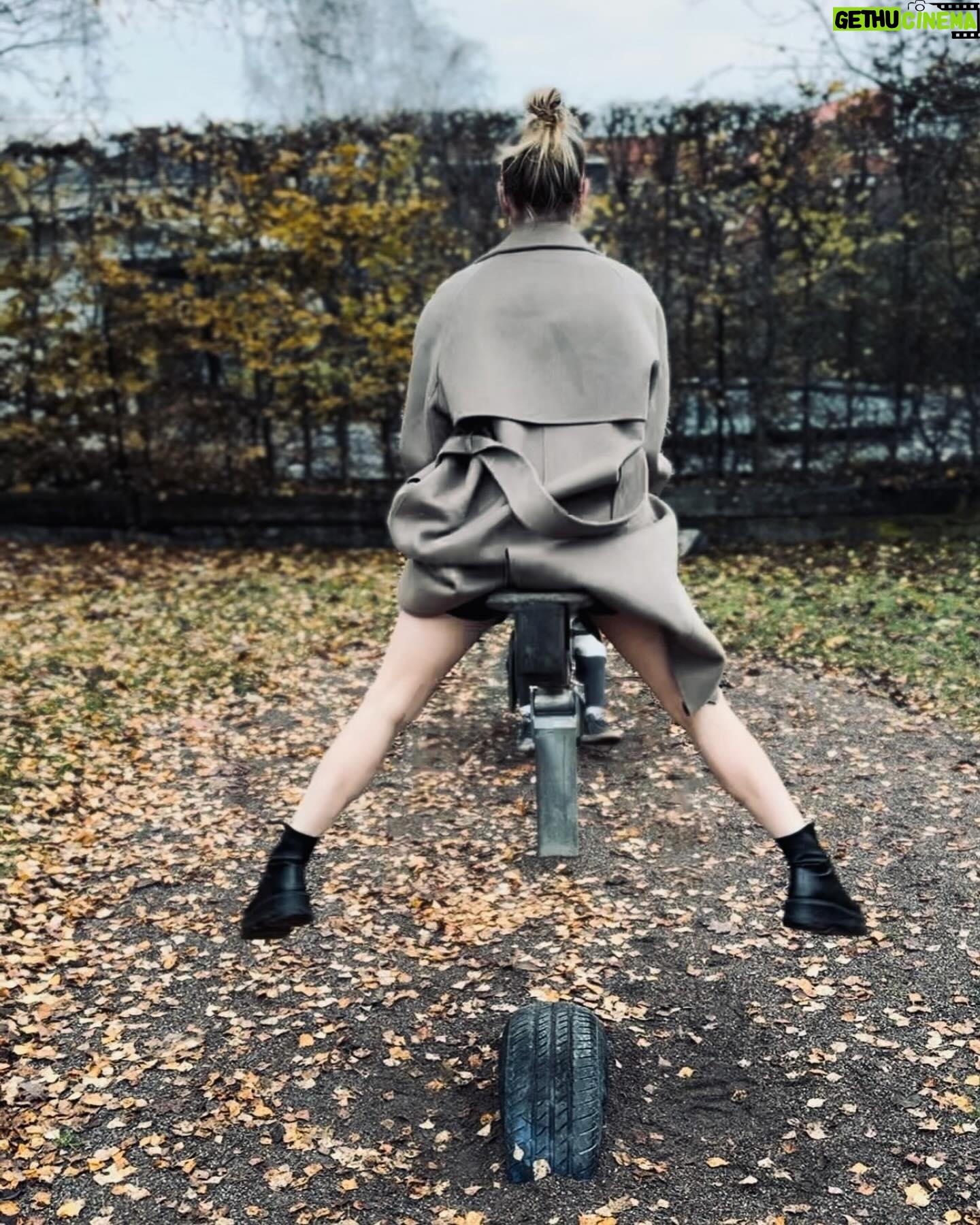 Rebecca Ferguson Instagram - Best thing ever… after tree climbing and floor is lava!!!!!