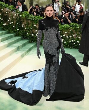 Rebecca Ferguson Instagram - What an unforgettable evening! Thank you @thombrowne for letting me wear such an exquisite dress.🖤 #metgala

Hair: @jillianhalouska
Makeup: @emilychengmakeup
Stylist: @tomeerebout