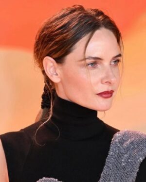 Rebecca Ferguson Instagram - Dune: Part Two, World Premiere 🖤 
#dune #dunemovie #duneparttwo 

Stylist: @tomeerebout 
Hair: @jillianhalouska 
Makeup: #emmalovellmakeup