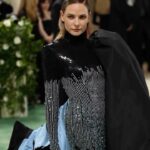 Rebecca Ferguson Instagram - 8,500 hours, 60,000 crystals, 7,000 folded petal raffia/raw raffia frayed ravens, and 30 incredibly talented artists later… @thombrowne and team, you absolutely smashed it.🖤 #metgala. Hair: @jillianhalouska Makeup: @emilychengmakeup Stylist: @tomeerebout