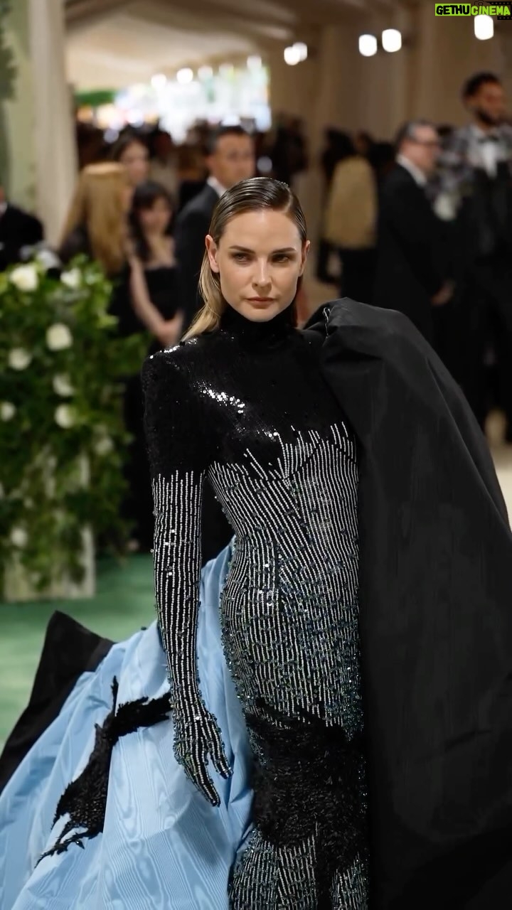 Rebecca Ferguson Instagram - 8,500 hours, 60,000 crystals, 7,000 folded petal raffia/raw raffia frayed ravens, and 30 incredibly talented artists later… @thombrowne and team, you absolutely smashed it.🖤 #metgala. Hair: @jillianhalouska Makeup: @emilychengmakeup Stylist: @tomeerebout