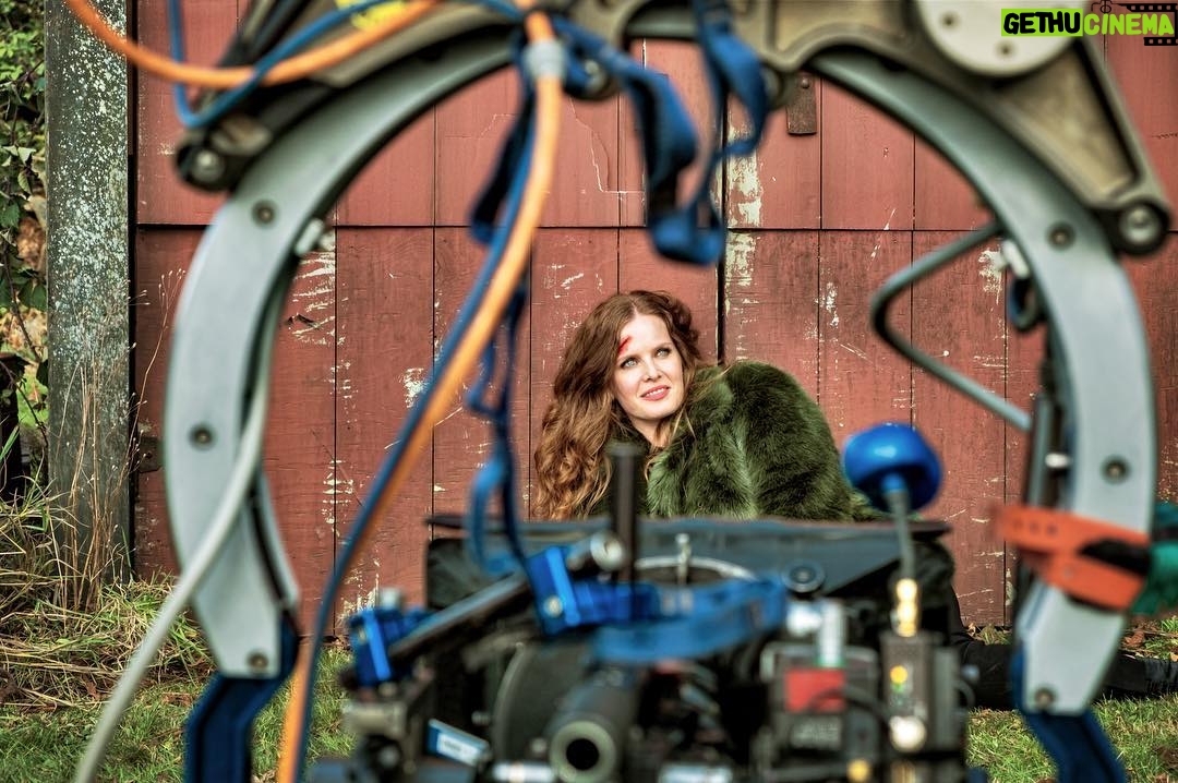 Rebecca Mader Instagram - Cool perspective of shooting last weeks episode! Photo credit: @vfxsup 💚 #onceuponatime #zelena