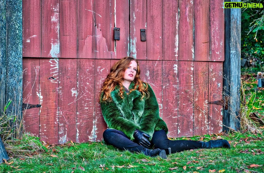 Rebecca Mader Instagram - Happy #wickedwednesday #mypretties 💚 Coat by @michaelkors Picked out by our executive producer Steve Pearlman!👏🏻 #onceuponatime @onceabcofficial #fauxfur Photo Credit: @vfxsup