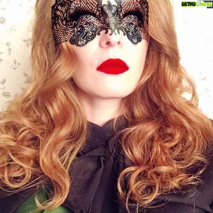 Rebecca Mader Instagram - Just a normal Tuesday at the office for this Witch. Eye mask is a must when you've been up since 4:30 AM! #zelfie #mypretties #zelena #onceuponatime 💚