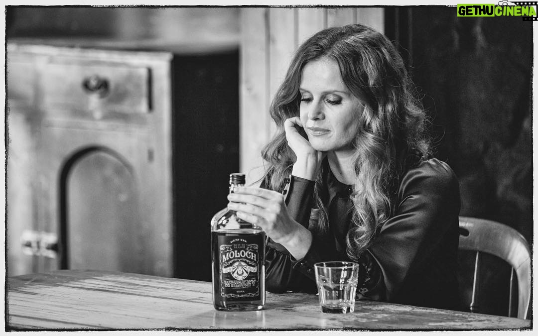 Rebecca Mader Instagram - Waiting for tonight's ep of #onceuponatime to start like.. 💚 #zelena photo credit: @vfxsup