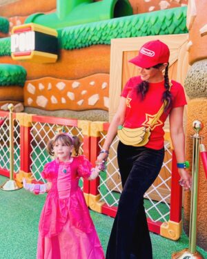 Rebecca Victoria Hardy Instagram - Today was UNREAL 🍄⭐️ #supermario #supernintendoworld #princesspeach #diddykong
