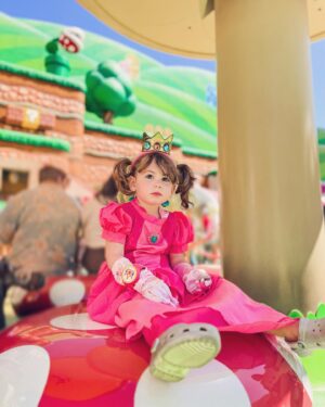 Rebecca Victoria Hardy Instagram - Today was UNREAL 🍄⭐️ #supermario #supernintendoworld #princesspeach #diddykong