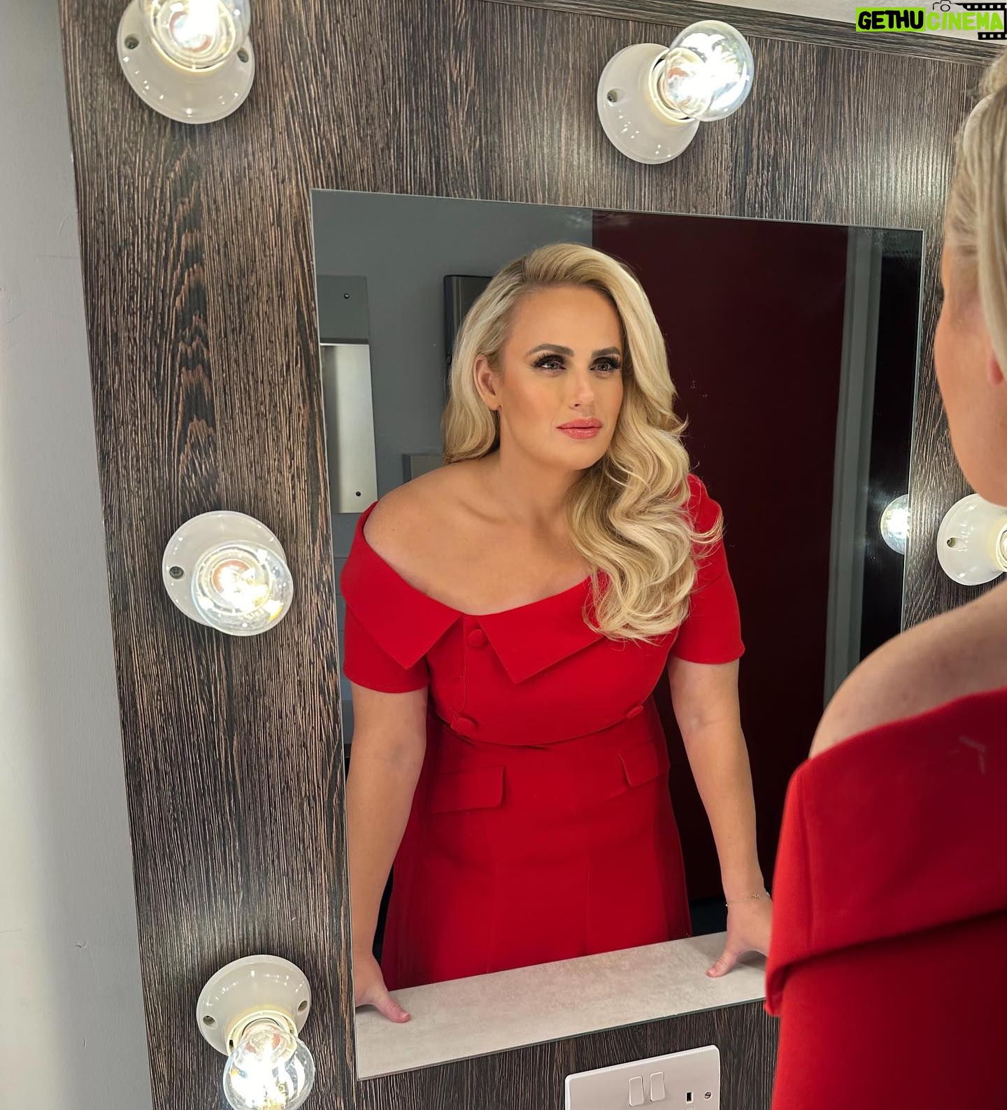 Rebel Wilson Instagram - Manchester!!! Not only are you great at football but you are such an awesome crowd! I felt so honored to share the stage with you all tonight ❤️🇬🇧❤️ #rebelrising
