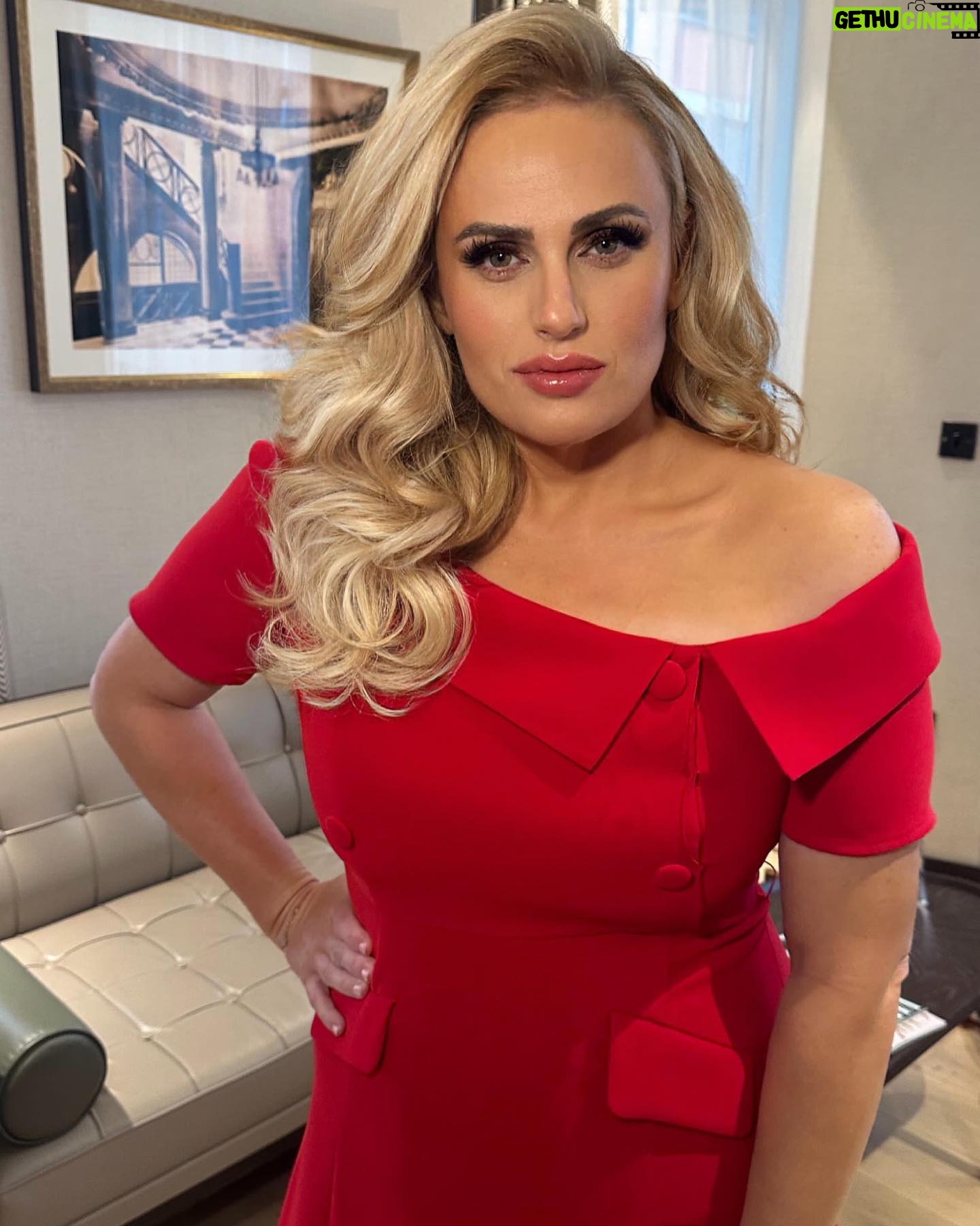 Rebel Wilson Instagram - London 🇬🇧 Happy Sunday! 📸: @itsdash