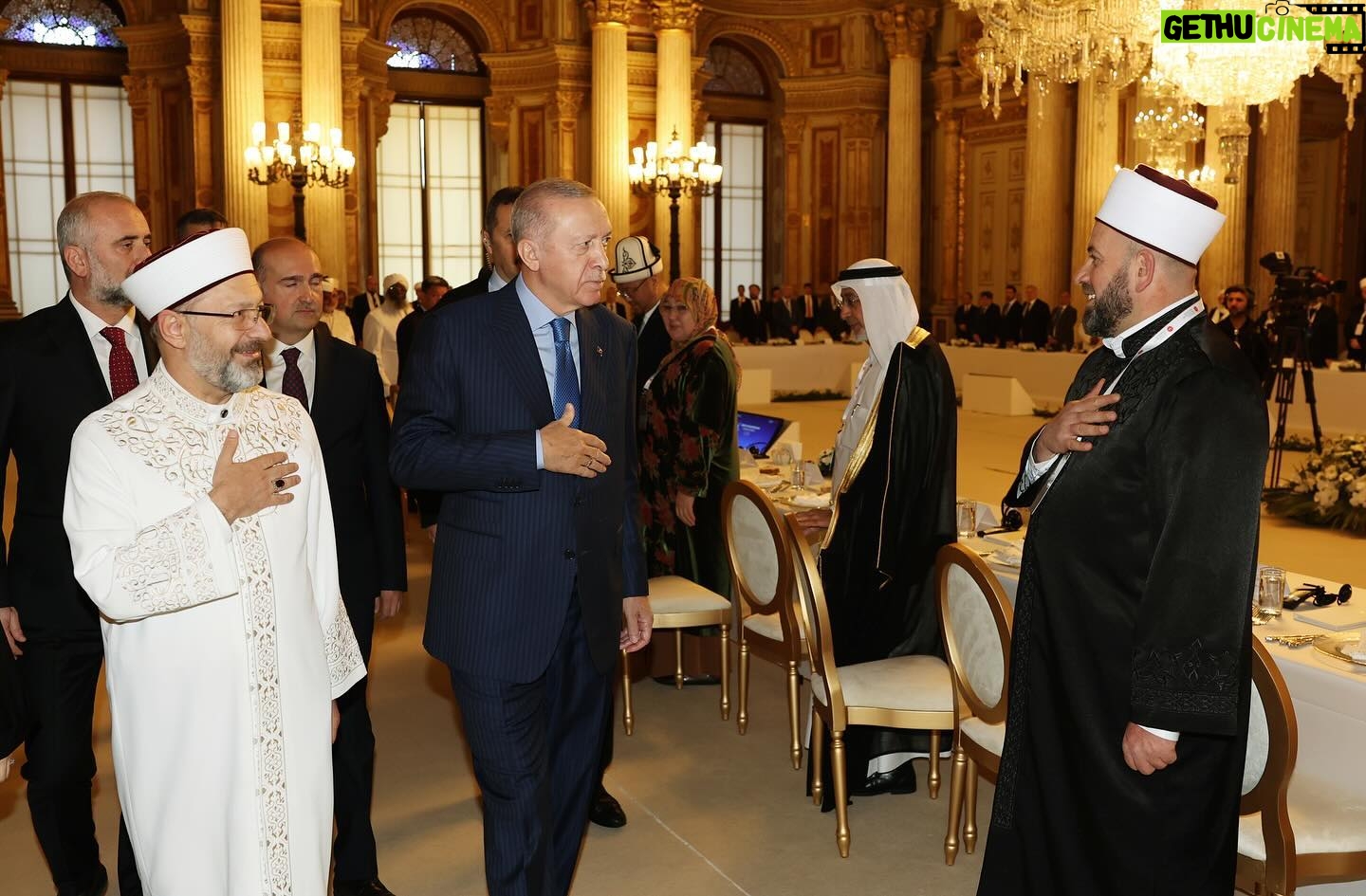 Recep Tayyip Erdoğan Instagram - Dünya İslam Bilginleri İstişare Toplantısı vesilesiyle farklı ülkelerden kardeşlerimizi, âlimlerimizi, kanaat önderlerimizi Türkiye’de misafir etmekten büyük memnuniyet duydum. Bu önemli toplantının Gazzeli mazlumlar için umuda, kurtuluşa ve barışa vesile olmasını diliyorum.