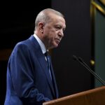 Recep Tayyip Erdoğan Instagram - Bölgemizin ekonomik olarak gelişmesi, siyasi olarak huzura ve istikrara kavuşması ancak terör tehdidinin ortadan kaldırılmasıyla mümkündür. Kuzey Irak’taki terör bataklığını tamamen kurutana kadar mücadelemizi sabırla sürdüreceğiz. Suriye’de, müttefiklerimizce verilen sözler nedeniyle yarım kalan işimizi, vakti ve saati geldiğinde mutlaka tamamlayacağız. Her zaman söylediğimiz gibi, bizim kimsenin toprağında ve egemenliğinde gözümüz yoktur. Biz sadece Türkiye’nin ve insanlığın ortak düşmanı olan teröristlerle mücadele ediyoruz. Manevra alanı iyice daralan bölücü örgüte neşteri önümüzdeki süreçte vuracağız. Evlatlarımızın terörün olmadığı bir iklimde yaşamaları için ne gerekiyorsa onu yapmaktan çekinmeyeceğiz.
