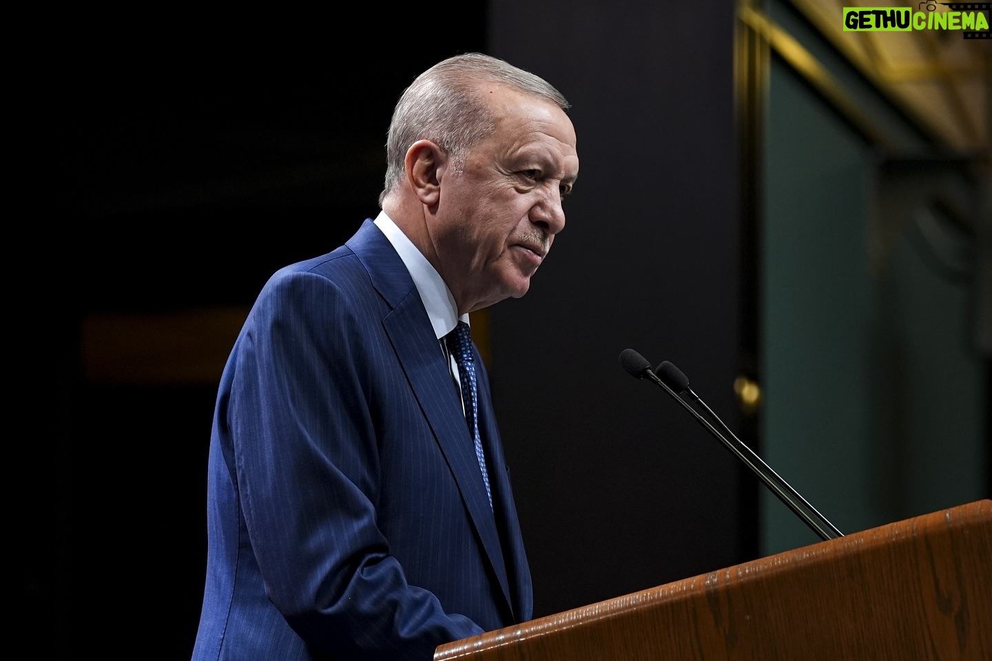Recep Tayyip Erdoğan Instagram - Bölgemizin ekonomik olarak gelişmesi, siyasi olarak huzura ve istikrara kavuşması ancak terör tehdidinin ortadan kaldırılmasıyla mümkündür. Kuzey Irak’taki terör bataklığını tamamen kurutana kadar mücadelemizi sabırla sürdüreceğiz. Suriye’de, müttefiklerimizce verilen sözler nedeniyle yarım kalan işimizi, vakti ve saati geldiğinde mutlaka tamamlayacağız. Her zaman söylediğimiz gibi, bizim kimsenin toprağında ve egemenliğinde gözümüz yoktur. Biz sadece Türkiye’nin ve insanlığın ortak düşmanı olan teröristlerle mücadele ediyoruz. Manevra alanı iyice daralan bölücü örgüte neşteri önümüzdeki süreçte vuracağız. Evlatlarımızın terörün olmadığı bir iklimde yaşamaları için ne gerekiyorsa onu yapmaktan çekinmeyeceğiz.