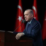 Recep Tayyip Erdoğan Instagram - Bugüne kadar toplam 50 bin tona ulaşan insani yardım miktarıyla Türkiye, dünyada Gazze’ye en fazla yardım gönderen ülke konumuna ulaştı. İyice canileşen İsrail yönetimini ateşkese zorlamak maksadıyla diplomasi ve ticaret boyutunda baskının dozunu sürekli yükseltiyoruz. İlk etapta 54 ürün grubuna ihracat kısıtlaması getirmiştik. Geçen haftadan itibaren İsrail’le ihracat ve ithalat işlemlerini tüm ürünleri ihtiva edecek şekilde durdurduk. İsrail’e karşı Uluslararası Adalet Divanında açılan soykırım davasına da müdahil olmayı kararlaştırdık. 15 bini çocuk 35 bin kardeşimizin hayatına kastedenlerin hukuk önünde hesap vermesi için tüm imkânlarımızı kullanacağız. Bu kararlarımızın bölgede akan kanın durmasını isteyen diğer ülkelere de cesaret aşılayacağına inanıyoruz. Filistin halkının en zor günlerinde imdadına koşan aziz milletimiz, kardeşlik vazifesini ifa etme yanında insanlığın da vicdanı olmuştur. İçimizdeki kimi işgüzarlar bunu görmese veya gördükleri halde çarpıtsalar da devletiyle, vatandaşıyla, sivil toplum kuruluşlarıyla Türkiye, Gazze sınavını en başarılı veren ülkelerden biridir.