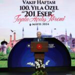 Recep Tayyip Erdoğan Instagram - 2024 yılı Vakıf Haftası’nı, yurt içinde ve yurt dışında restorasyonu tamamlanan 201 vakıf eserinin toplu açılışını yaparak idrak ettik. Hem haftamızın hem de açılışını yaptığımız vakıf-kültür varlıklarımızın ülkemize, milletimize hayırlı olmasını diliyorum. Bizden önce, 1996-2002 yılları arasında toplamda yalnızca 56 tarihî eserin onarıldığı dikkate alınırsa Vakıflar Genel Müdürlüğümüzün nasıl büyük bir başarıya imza attığı görülecektir. Sadece Türkiye içinde, sadece Anadolu ve Trakya’da değil, dünya üzerinde nerede bizlere ait, atalarımıza ait bir eser veya kültürel miras varsa oraya ulaşıyor ve gün yüzüne çıkarıyoruz. Son 21 yılda ülkemiz içinde ve gönül coğrafyamızın dört bir yanındaki 5 bin 500 ecdat yadigârı eseri yeniden ayağa kaldırdık. Bugün Cumhurbaşkanlığı Külliyemizdeki anlamlı töreni, emanete sahip çıkma bakımından sergilediğimiz hassasiyetin yeni bir nişanesi olarak görüyorum. Bu eserlerin yeniden ihyasına katkı sağlayan hayırseverlerimize teşekkürlerimi iletiyorum. Bu vesileyle milletimizin Vakıf Haftası’nı tebrik ediyor, bu hafta boyunca düzenlenecek etkinliklerin, özellikle gençlerimizin köklü vakıf medeniyetimizi anlamasına vesile teşkil etmesini diliyorum.