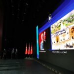 Recep Tayyip Erdoğan Instagram - 2024 yılı Vakıf Haftası’nı, yurt içinde ve yurt dışında restorasyonu tamamlanan 201 vakıf eserinin toplu açılışını yaparak idrak ettik. Hem haftamızın hem de açılışını yaptığımız vakıf-kültür varlıklarımızın ülkemize, milletimize hayırlı olmasını diliyorum. Bizden önce, 1996-2002 yılları arasında toplamda yalnızca 56 tarihî eserin onarıldığı dikkate alınırsa Vakıflar Genel Müdürlüğümüzün nasıl büyük bir başarıya imza attığı görülecektir. Sadece Türkiye içinde, sadece Anadolu ve Trakya’da değil, dünya üzerinde nerede bizlere ait, atalarımıza ait bir eser veya kültürel miras varsa oraya ulaşıyor ve gün yüzüne çıkarıyoruz. Son 21 yılda ülkemiz içinde ve gönül coğrafyamızın dört bir yanındaki 5 bin 500 ecdat yadigârı eseri yeniden ayağa kaldırdık. Bugün Cumhurbaşkanlığı Külliyemizdeki anlamlı töreni, emanete sahip çıkma bakımından sergilediğimiz hassasiyetin yeni bir nişanesi olarak görüyorum. Bu eserlerin yeniden ihyasına katkı sağlayan hayırseverlerimize teşekkürlerimi iletiyorum. Bu vesileyle milletimizin Vakıf Haftası’nı tebrik ediyor, bu hafta boyunca düzenlenecek etkinliklerin, özellikle gençlerimizin köklü vakıf medeniyetimizi anlamasına vesile teşkil etmesini diliyorum.