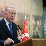 Recep Tayyip Erdoğan Instagram - 1990’dan bu yana Türk ekonomisine ve demokrasisine yeri doldurulamaz katkılar sağlayan MÜSİAD’ımızın yönetim kurulu üyeleriyle bir araya geldik. 34 yıldır MÜSİAD çatısı altında ülkemizin kalkınmasına, millî iradenin güçlenmesine katkı veren tüm kardeşlerime teşekkür ediyorum. Büyük ve güçlü Türkiye davasının ekonomideki bayraktarlığını yapan MÜSİAD, asrın felaketini yaşadığımız 6 Şubat depremlerinden sonra da milletimiz için seferber olmuştur. MÜSİAD gibi ülkesine ve milletine karşı sorumluluk duygusuyla hareket eden kuruluşlarımızın da desteğiyle yaralarımızı süratle sarıyoruz. MÜSİAD ailesini, 7 Ekim’den beri İsrail’in soykırım uyguladığı Gazze halkına yaptığı yardımlar dolayısıyla hassaten tebrik ediyorum. Salgından savaşlara, depremden bölgemizdeki krizlere kadar pek çok olumsuzluğun üst üste geldiği bu sancılı dönemi de inşallah atlatacağız. Türkiye’nin ekonomide, istihdamda, dış ticarette, güvenlikte ve diğer tüm alanlarda bu süreçten güçlenerek çıkacağından asla şüphe duymuyoruz. 34 yıldır beraber yol yürüdüğümüz MÜSİAD’ın, ekonomi programımızı sahiplenerek bizlere destek vermeyi sürdürmesini bekliyorum.