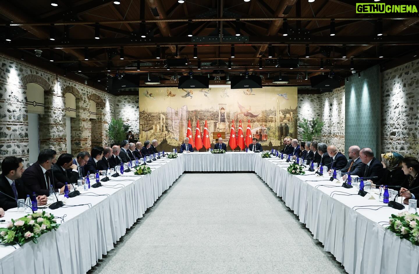 Recep Tayyip Erdoğan Instagram - 1990’dan bu yana Türk ekonomisine ve demokrasisine yeri doldurulamaz katkılar sağlayan MÜSİAD’ımızın yönetim kurulu üyeleriyle bir araya geldik. 34 yıldır MÜSİAD çatısı altında ülkemizin kalkınmasına, millî iradenin güçlenmesine katkı veren tüm kardeşlerime teşekkür ediyorum. Büyük ve güçlü Türkiye davasının ekonomideki bayraktarlığını yapan MÜSİAD, asrın felaketini yaşadığımız 6 Şubat depremlerinden sonra da milletimiz için seferber olmuştur. MÜSİAD gibi ülkesine ve milletine karşı sorumluluk duygusuyla hareket eden kuruluşlarımızın da desteğiyle yaralarımızı süratle sarıyoruz. MÜSİAD ailesini, 7 Ekim’den beri İsrail’in soykırım uyguladığı Gazze halkına yaptığı yardımlar dolayısıyla hassaten tebrik ediyorum. Salgından savaşlara, depremden bölgemizdeki krizlere kadar pek çok olumsuzluğun üst üste geldiği bu sancılı dönemi de inşallah atlatacağız. Türkiye’nin ekonomide, istihdamda, dış ticarette, güvenlikte ve diğer tüm alanlarda bu süreçten güçlenerek çıkacağından asla şüphe duymuyoruz. 34 yıldır beraber yol yürüdüğümüz MÜSİAD’ın, ekonomi programımızı sahiplenerek bizlere destek vermeyi sürdürmesini bekliyorum.