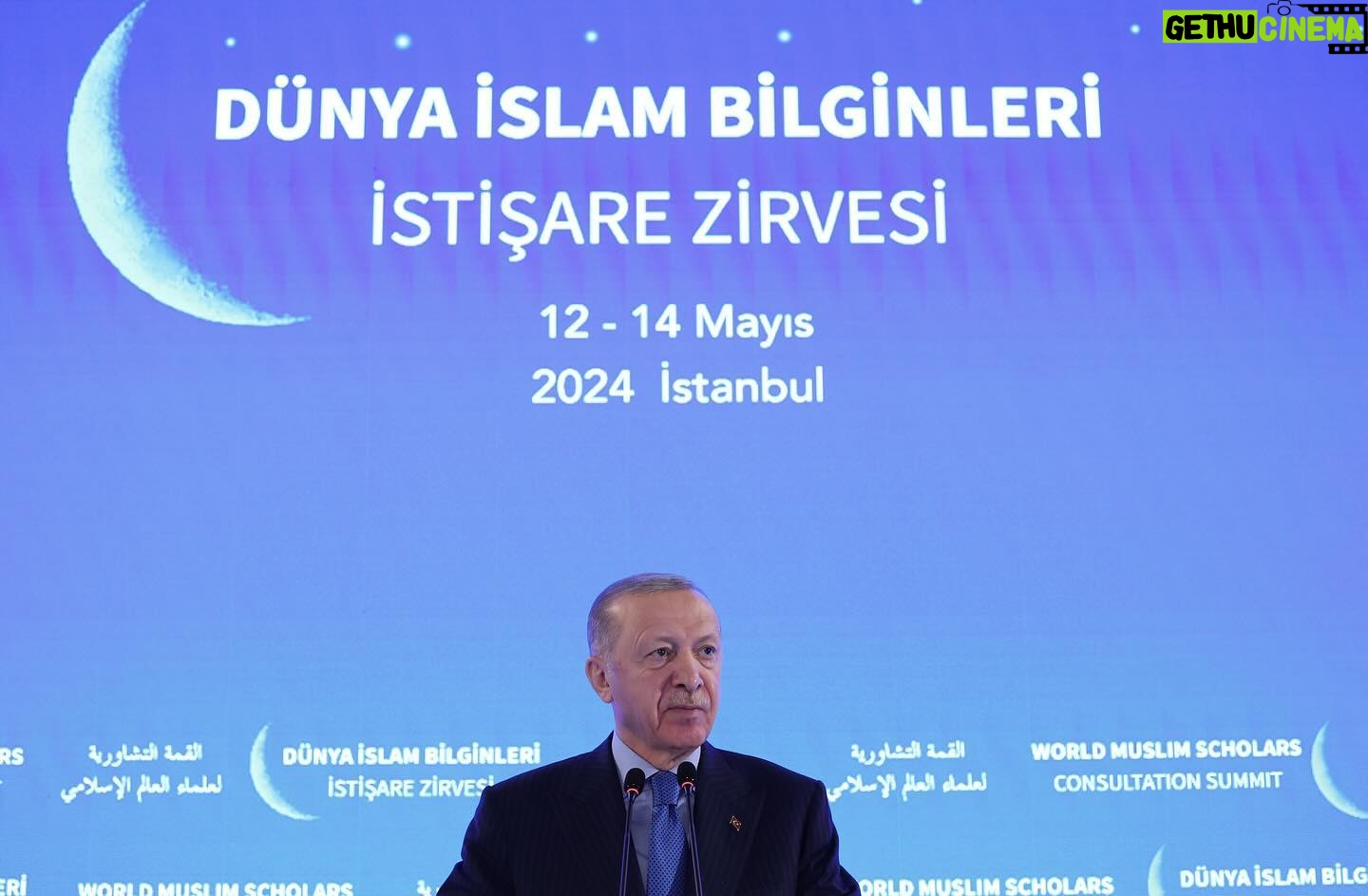 Recep Tayyip Erdoğan Instagram - Dünya İslam Bilginleri İstişare Toplantısı vesilesiyle farklı ülkelerden kardeşlerimizi, âlimlerimizi, kanaat önderlerimizi Türkiye’de misafir etmekten büyük memnuniyet duydum. Bu önemli toplantının Gazzeli mazlumlar için umuda, kurtuluşa ve barışa vesile olmasını diliyorum.