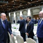 Recep Tayyip Erdoğan Instagram - 1990’dan bu yana Türk ekonomisine ve demokrasisine yeri doldurulamaz katkılar sağlayan MÜSİAD’ımızın yönetim kurulu üyeleriyle bir araya geldik. 34 yıldır MÜSİAD çatısı altında ülkemizin kalkınmasına, millî iradenin güçlenmesine katkı veren tüm kardeşlerime teşekkür ediyorum. Büyük ve güçlü Türkiye davasının ekonomideki bayraktarlığını yapan MÜSİAD, asrın felaketini yaşadığımız 6 Şubat depremlerinden sonra da milletimiz için seferber olmuştur. MÜSİAD gibi ülkesine ve milletine karşı sorumluluk duygusuyla hareket eden kuruluşlarımızın da desteğiyle yaralarımızı süratle sarıyoruz. MÜSİAD ailesini, 7 Ekim’den beri İsrail’in soykırım uyguladığı Gazze halkına yaptığı yardımlar dolayısıyla hassaten tebrik ediyorum. Salgından savaşlara, depremden bölgemizdeki krizlere kadar pek çok olumsuzluğun üst üste geldiği bu sancılı dönemi de inşallah atlatacağız. Türkiye’nin ekonomide, istihdamda, dış ticarette, güvenlikte ve diğer tüm alanlarda bu süreçten güçlenerek çıkacağından asla şüphe duymuyoruz. 34 yıldır beraber yol yürüdüğümüz MÜSİAD’ın, ekonomi programımızı sahiplenerek bizlere destek vermeyi sürdürmesini bekliyorum.