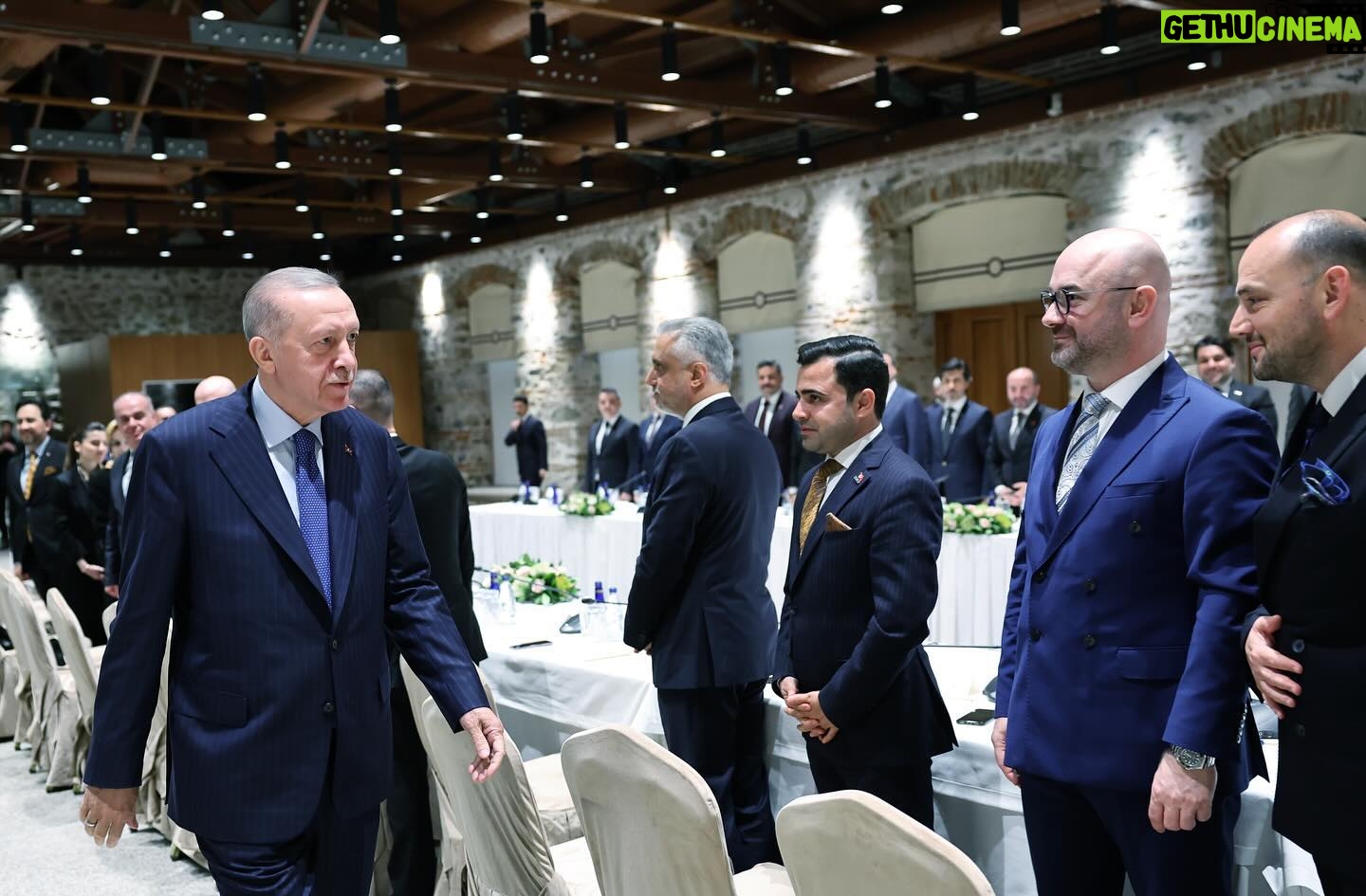 Recep Tayyip Erdoğan Instagram - 1990’dan bu yana Türk ekonomisine ve demokrasisine yeri doldurulamaz katkılar sağlayan MÜSİAD’ımızın yönetim kurulu üyeleriyle bir araya geldik. 34 yıldır MÜSİAD çatısı altında ülkemizin kalkınmasına, millî iradenin güçlenmesine katkı veren tüm kardeşlerime teşekkür ediyorum. Büyük ve güçlü Türkiye davasının ekonomideki bayraktarlığını yapan MÜSİAD, asrın felaketini yaşadığımız 6 Şubat depremlerinden sonra da milletimiz için seferber olmuştur. MÜSİAD gibi ülkesine ve milletine karşı sorumluluk duygusuyla hareket eden kuruluşlarımızın da desteğiyle yaralarımızı süratle sarıyoruz. MÜSİAD ailesini, 7 Ekim’den beri İsrail’in soykırım uyguladığı Gazze halkına yaptığı yardımlar dolayısıyla hassaten tebrik ediyorum. Salgından savaşlara, depremden bölgemizdeki krizlere kadar pek çok olumsuzluğun üst üste geldiği bu sancılı dönemi de inşallah atlatacağız. Türkiye’nin ekonomide, istihdamda, dış ticarette, güvenlikte ve diğer tüm alanlarda bu süreçten güçlenerek çıkacağından asla şüphe duymuyoruz. 34 yıldır beraber yol yürüdüğümüz MÜSİAD’ın, ekonomi programımızı sahiplenerek bizlere destek vermeyi sürdürmesini bekliyorum.