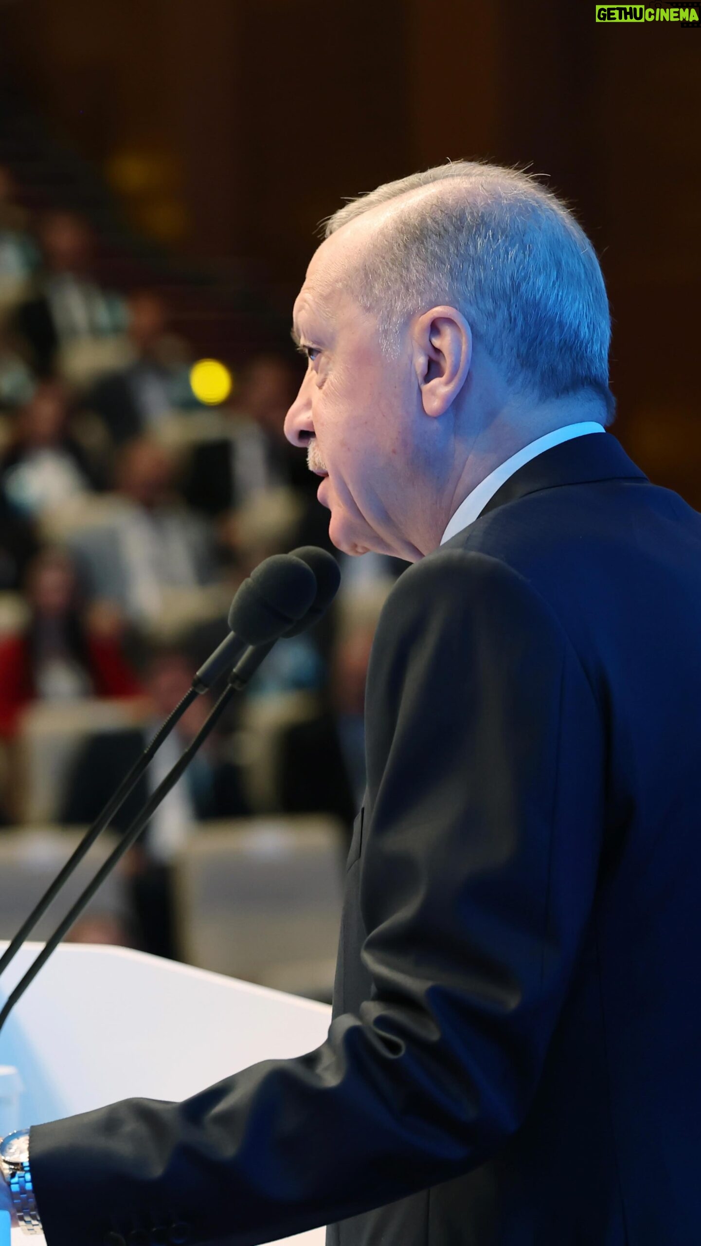 Recep Tayyip Erdoğan Instagram - Medyanın ve sosyal medyanın millet namına denetim vazifesi üstlenmesi demokrasimiz için şüphesiz bir kazançtır. Ama bu, hâkim cübbesi giyip, mahkeme kurup sağa sola yargı dağıtma boyutuna asla varmamalıdır.