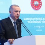 Recep Tayyip Erdoğan Instagram - Cumhuriyetimizin 100’üncü yılının darbe ürünü bir anayasayla karşılanmış ve geçirilmiş olmasını Türkiye demokrasisine yakıştıramıyoruz.   Bu eksikliğin yine millî irade eliyle giderilmesi demokrasimizin gücüne güç katacak, Türk siyasetinde yeni bir kilometre taşı olacaktır.   Siyaset kurumunun ekonomik ve sosyal sorunları öne sürerek sivil anayasa ihtiyacını gündemden düşürmek istemesini doğru bulmuyoruz.   Yeni anayasanın sihirli değnek gibi dokununca sorunlarımızı bir anda ortadan kaldırmayacağını elbette biliyoruz.   Yeni anayasa, sivil siyasetin alanını genişleterek ekonomiden sosyal hayata ülkemizin meselelerinin çözümünü daha da hızlandıracaktır.   Siyasetteki yumuşamayla birlikte farklı siyasi partiler arasındaki istişari görüşmelerin yoğunlaşması, bu bakımdan önemli bir fırsat teşkil ediyor.   Türk siyasetinin bu fırsatı ülkemiz, milletimiz ve demokrasimiz adına kalıcı bir kazanca dönüştürmesini ümit ediyoruz.   Biz milletimizin beklentileri çerçevesinde üzerimize düşen yapıcı rolü oynamaya devam edeceğiz.
