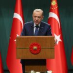 Recep Tayyip Erdoğan Instagram - Biz coğrafyamızın daha kötüye gitmemesi, savaşların yayılmaması, yeni krizlerin patlak vermemesi için çalışmayı sürdüreceğiz.   Çatışmaların ortasında istikrar adası olarak öne çıkan Türkiye’yi inşallah her alanda güçlendirecek, kalkındıracak, daha ileri seviyelere taşıyacağız.