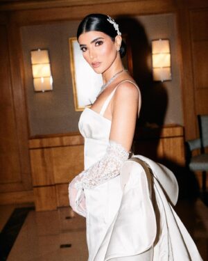 Reem Samy Instagram - Once upon a time🤍

Thank you for the most amazing team 
 @zuhairmuradprivate @zuhairmuradofficial you are the best love love you 
@dinaragheb you know how much i love you ❤️
@ahmed__mounir  can’t thank you enough 
 Jewellery @iramjewelry_ 
Photos by @hamedkamelelsayed