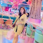 Reen Rahim Instagram - Laki aku buat ape ek kat belakang pokok tu? Die snap ape ek?😒