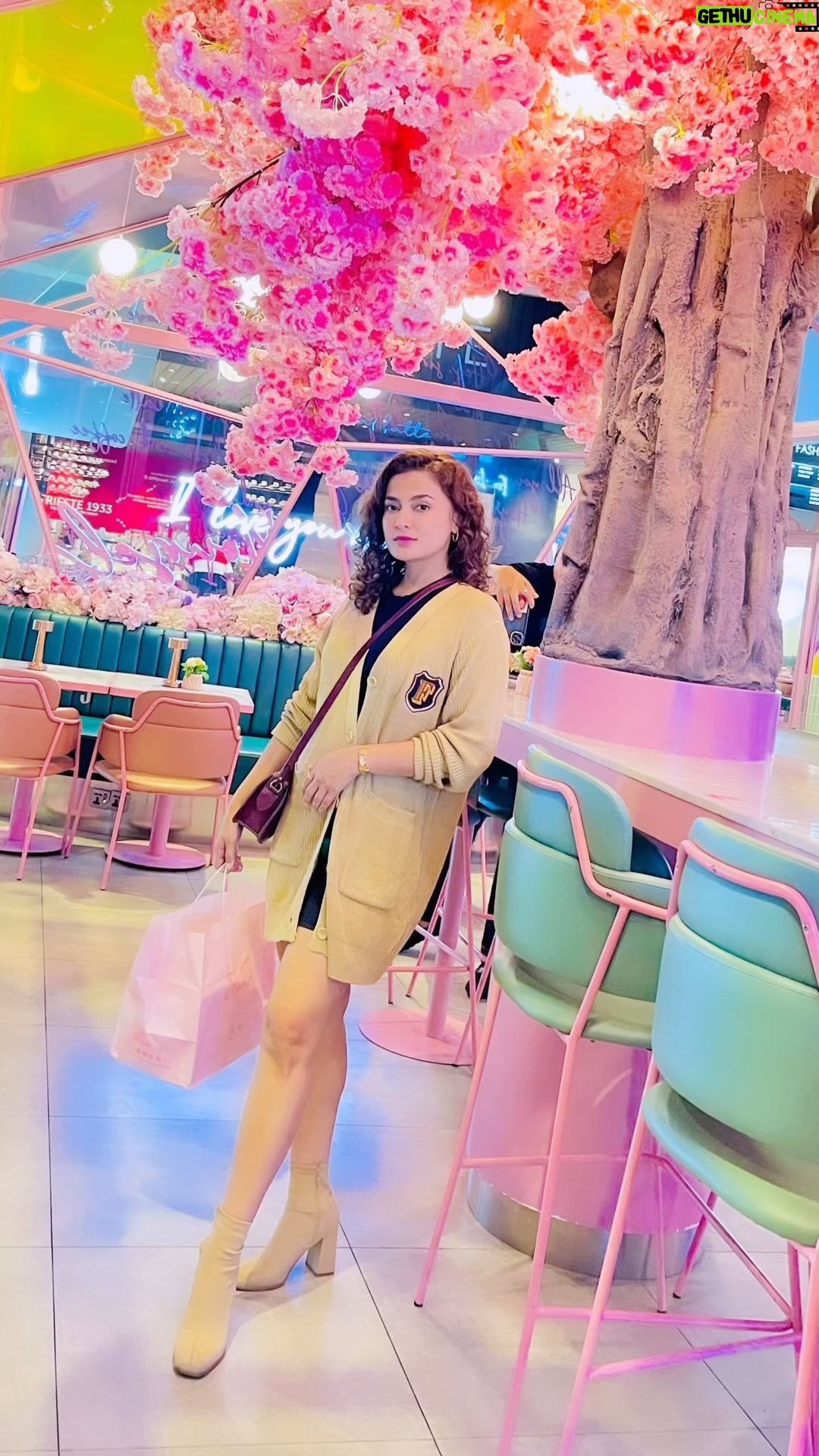 Reen Rahim Instagram - Laki aku buat ape ek kat belakang pokok tu? Die snap ape ek?😒