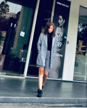 Reen Rahim Instagram - Laki aku pakai baju aku..
Aku pakai baju die…

Sape yg rajin pakai baju laki die kat sini baik ngaku🙋‍♀️

@bubblegumwax_