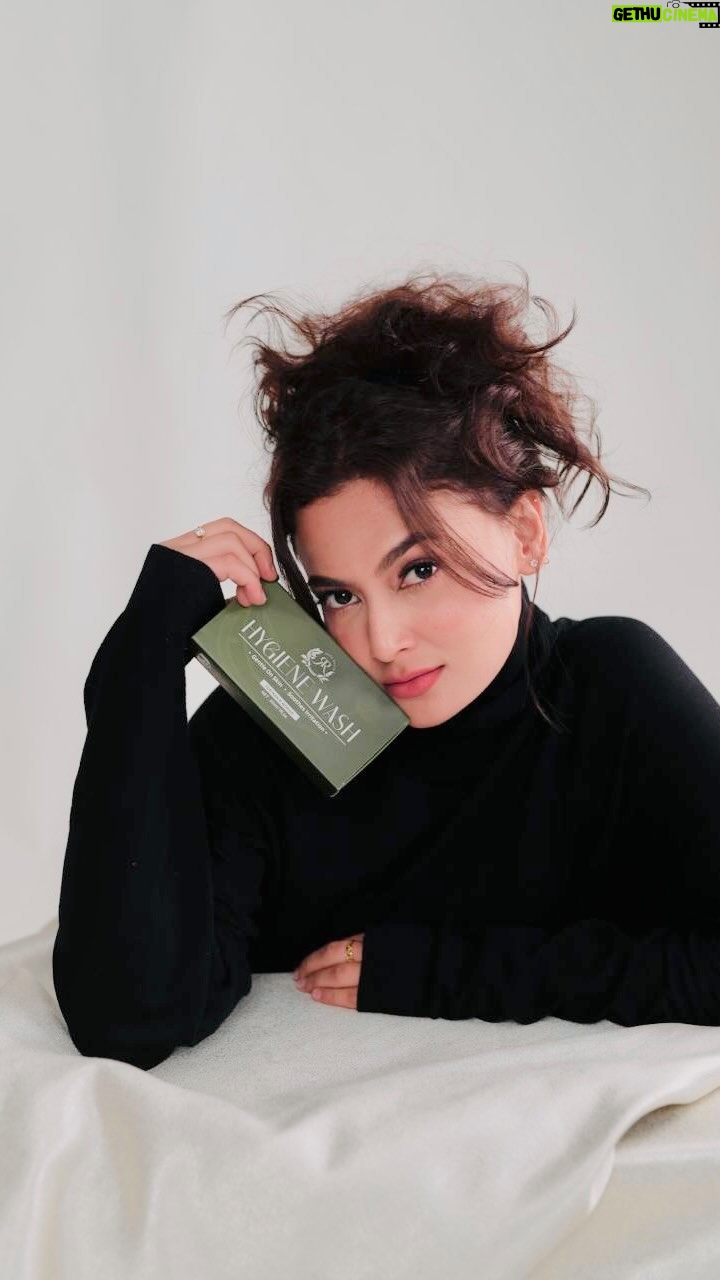Reen Rahim Instagram - REEN RAHIM HYGIENE WASH WAJAH BAHARU DIFORMULASIKAN KHAS BUAT LELAKI DAN WANITA. ⭐️ANTARA BAHAN UTAMA YANG DIGUNAKAN 1. ���Aloe Vera 2. ���Sire Extract 3. ���Propolis (air lier Lebah). YANG DAPAT MEMBANTU MENGATASI MASAALAH BAHAGIAN PERIBADI YANG SERING DI ALAMI WANITA DAN LELAKI. KEBAIKAN BUAT LELAKI * ��MENINGKATKAN TENAGA LELAKI * ��MENGUATKAN OTOT PERIBADI * ��MENGELAKKAN BAU & KEGATALAN * ��MENINGKATKAN PARAS TESTOSTERON * ��KAWALAN PH SEIMBANG * ��MENCEGAL BAKTERIA & KULAT * ��MENCERAH KAN BAHAGIAN BERKERAK DAN GELAP KEBAIKAN BUAT WANITA * ��MERAWAT MASALAH KEPUTIHAN * ��MENCEGAH BAKTERIA & KULAT * ��MEMBERSIHKAN & MENGETATKAN BAHAGIAN PERIBADI * ��MENGHAPUSKAN BAU & KEGATALAN * ��MELANCARKAN PEREDARAN HAID * ��KAWALAN PH SEIMBANG * ��MENSTABILKAN HORMON KELEBIHAN LAIN * �� MERAWAT BUASIR * �� MERAWAT JAHITAN BERSALIN * �� MERAWAT MERAWAT LUKA2 * �� MERAWAT ECZEME & RUAM KUDIS * �� MERAWAT SEMUA JENIS PENYAKIT KULIT. REEN RAHIM HYGIENE WASH 1box RM 59.90 SET COMBO (2 box) RM 110.00 #reenrahimhygienewash #reenrahim #hygienewashformen #femininewash #pencuciwanita #pencucilelaki #femininehygiene #femininecare #mencare ❗️ DAPAT KAN SEKARANG 🍃LINK ON BIO🍃 👉 reenrahim.com Atau dari team yg sah❤️🔥 @reenrahimbeauty_Singapore 🇸🇬 @reenrahimteamsya @reenrahimteamfiqa @reenrahim_teamspore (🇸🇬🇸🇬🇸🇬) @reenrahim.teamsheema -kl/sel/seremban @izah_muhammad @reenrahim.teammasz *(Muar / tangkak / bt.pahat/merlimau)* @reenrahim.teamlunaolumis *(Nilai-Sepang- Enstek-Kota Seriemas-Kota Warisan)* @reenrahim.teampieyqafighter @soultieys @atiey.soultiey @reenrahimhygienewash.selangor @reenrahimteam.my @reenrahim.misszarithh @hazimah_noor ( BRUNEİ 🇧🇳 🇧🇳 🇧🇳) @idayu2901 @naa.thrh @aszmi_ahmad @norzafuanmikail @reenrahimhygienewash_cikmai @reenrahimhygienewash_larkin @reenrahimhygienewash_sabah @reenrahimhygienewash_perak @aisyatunnabilah