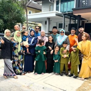Reen Rahim Instagram - maka berkhir lah raya pertama.. siapa yg dalam penyesalan sbb makan byk angkat tangan🙋‍♀️