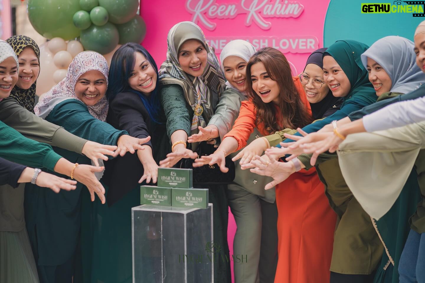 Reen Rahim Instagram - I wish more women realized that helping another woman win, cheering her on, praying for her, or sharing a resource with her, does NOT take away from the blessings coming to them. In fact, the more you give, the more you receive. Empowering women doesn’t come from selfishness but rather from selflessness. @reenrahimhygienewashhq @reenrahim_fighter @real_feedback_of_customers @reenrahimbeauty_Singapore 🇸🇬 @reenrahimteamsya @reenrahimteamfiqa @reenrahim_teamspore (🇸🇬🇸🇬🇸🇬) @reenrahim.teamsheema -kl/sel/seremban @izah_muhammad @reenrahim.teammasz *(Muar / tangkak / bt.pahat/merlimau)* @reenrahim.teamlunaolumis *(Nilai-Sepang- Enstek-Kota Seriemas-Kota Warisan)* @reenrahim.teampieyqafighter @soultieys @atiey.soultiey @reenrahimhygienewash.selangor @reenrahimteam.my @reenrahim.misszarithh @hazimah_noor ( BRUNEİ 🇧🇳 🇧🇳 🇧🇳) @idayu2901 @naa.thrh @aszmi_ahmad @norzafuanmikail @reenrahimhygienewash_cikmai @reenrahimhygienewash_larkin @reenrahimhygienewash_sabah @reenrahimhygienewash_perak @aisyatunnabilah Meet & Great Reen Rahim Hygiene wash Lover X El&n Cafe Malaysia! Big thanks to Vanue& Food Special thanks to #elanlondon #elanlondonMalaysia @elan_cafe @EL&N LondonMalaysia . Photo & Videographer @thelov.co . Deco Backdrop @colorsby_luven . Voucher Salon @lecic_glam . Voucher Hotel @wolokualalumpur . Lipmate @glamerizwedding . Fres Drink Water @sakuragawa.my