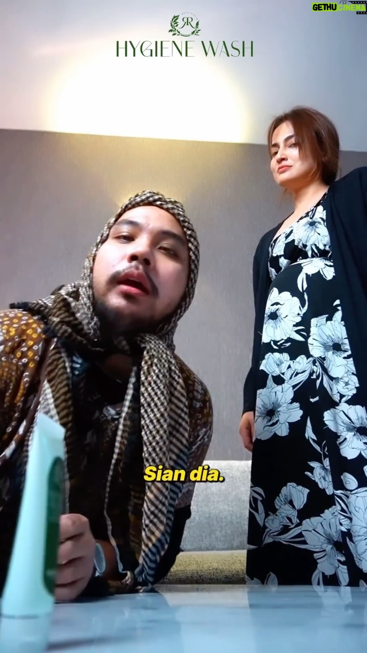 Reen Rahim Instagram - Yg aneh2 je idea laki aku ek.. Tak pe lah yang..Yang penting msg sampi.. Korg sampai tak meşru yg nak di sampaikan?😅 Alhamdulillah syukur ya Allah dgn izin Allah #reenrahimhygienewash dah membantu ramai pengguna❤️ Siapa nk ikhtiar ⬇️ 📌comment ‘NAK’📌 Atau ❗️ DAPAT KAN SEKARANG di 🍃LINK ON BIO🍃 👉 reenrahim.com REEN RAHIM HYGIENE WASH 1box RM 59.90 SET COMBO (2 box) RM 110.00 #reenrahimhygienewash @real_feedback_of_customers @reenrahimhygienewashhq #reenrahim #hygienewashformen #femininewash #pencuciwanita #pencucilelaki #femininehygiene #femininecare #mencare