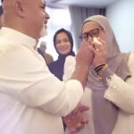 Reen Rahim Instagram - Alhamdulillah Ya Allah…. Dapat buat majlis umi baba masuk rumah baru.. umi khatam Al Quran.. dan sambut birthday umi dgn ustaz2 yg die kasihi, mmg ini yg die nak sgt masyaallah alhamdulillah syukur.. Semoga ade rezeki tak diduga2 Allah bg utk umi abah g haji Amin kn please ❤️