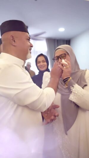 Reen Rahim Instagram - Alhamdulillah Ya Allah….

Dapat buat majlis  umi baba masuk rumah baru..
umi khatam Al Quran..
 dan sambut  birthday umi dgn ustaz2 yg die kasihi, mmg ini yg die nak sgt masyaallah alhamdulillah syukur..

Semoga ade rezeki tak diduga2 Allah bg utk umi abah g haji Amin kn please ❤️