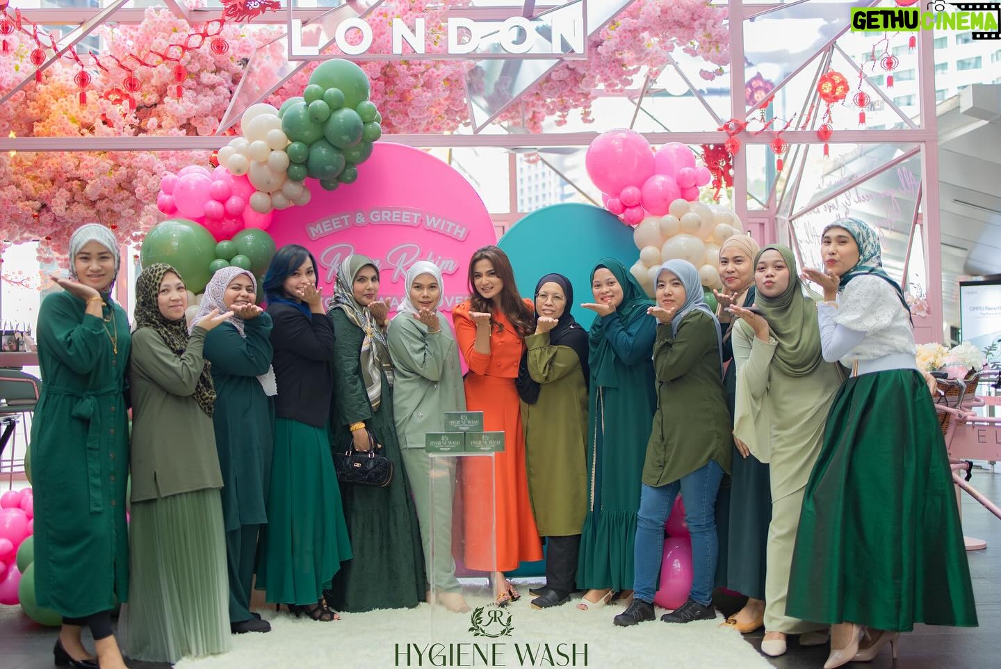 Reen Rahim Instagram - I wish more women realized that helping another woman win, cheering her on, praying for her, or sharing a resource with her, does NOT take away from the blessings coming to them. In fact, the more you give, the more you receive. Empowering women doesn’t come from selfishness but rather from selflessness. @reenrahimhygienewashhq @reenrahim_fighter @real_feedback_of_customers @reenrahimbeauty_Singapore 🇸🇬 @reenrahimteamsya @reenrahimteamfiqa @reenrahim_teamspore (🇸🇬🇸🇬🇸🇬) @reenrahim.teamsheema -kl/sel/seremban @izah_muhammad @reenrahim.teammasz *(Muar / tangkak / bt.pahat/merlimau)* @reenrahim.teamlunaolumis *(Nilai-Sepang- Enstek-Kota Seriemas-Kota Warisan)* @reenrahim.teampieyqafighter @soultieys @atiey.soultiey @reenrahimhygienewash.selangor @reenrahimteam.my @reenrahim.misszarithh @hazimah_noor ( BRUNEİ 🇧🇳 🇧🇳 🇧🇳) @idayu2901 @naa.thrh @aszmi_ahmad @norzafuanmikail @reenrahimhygienewash_cikmai @reenrahimhygienewash_larkin @reenrahimhygienewash_sabah @reenrahimhygienewash_perak @aisyatunnabilah Meet & Great Reen Rahim Hygiene wash Lover X El&n Cafe Malaysia! Big thanks to Vanue& Food Special thanks to #elanlondon #elanlondonMalaysia @elan_cafe @EL&N LondonMalaysia . Photo & Videographer @thelov.co . Deco Backdrop @colorsby_luven . Voucher Salon @lecic_glam . Voucher Hotel @wolokualalumpur . Lipmate @glamerizwedding . Fres Drink Water @sakuragawa.my