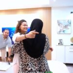 Reen Rahim Instagram - Bg yang mmg membesar atas duit,mak bapak dah stabil mase die baru lahir, Akan rase benda yg aku buat ni biasa je. Tapi utk aku yg membesar sederhana,tidak mewah, ini adalah hadiah dari Allah yg sgt2 berharga utk aku and family. Adik2 kat luar sana, Berangan lah… Sbb angan2 itu bukan saja2 Allah lintaskan dalam hati n otak kita.. setiap angan2 kite sebenarnya petunjuk dri Allah utk kita berdoa,meniti jalan dan berusaha utk capai angan2 tu.. Jgn abai kan dream yg lalu2 kat kepala n hati kite. Pegang die bawak die sampai kite sampai kat die.. İni lah angan2 reen.. Dri kecik tengok rumah cantik2 dalam tv dlm majalah … Teringin nk ade semua ni.. Dah besar dah keje, Reen siap kan tempat reen cantik2 selesa,, mcm dlm majalah tu.. tapi pelik.. Dah ade semua tp hati tak tenang… Reen doa Tanya Allah kenapa ak tak tenang… ape yg aku terlepas pandang ya Allah.. Satu hari Allah jadi kan Asbab rumah umi banjir,pokok tumbang .. Rupa nya itu signal yg Allah sampai kan..buat I Sedar ke bahagian itu bukan tentang diri sendiri, Bahagia akan datang bila kita bahagia kn org yg kita sayang.. My 1st landed house , reen niat buat cantik2 , nak umi abah yg düdük situ, reen nk rumah ni jadi tempat pulang kami adik beradik.reen nak rumah ni tempat umi abah relekx menikmati hari tua dorg.. Jangan persoal kan kenapa aku buat sehabis baik mcm aku yg nak düdük sini. Padahal ak ttp ddk rumah lama aku. Ade quote yg reen pegang ‘Layan ibu bapa mu seperti raja2,Allah akan jaga segala urusan mu di dunia dan diakhirat’dan reen sgt yakin dgn itu. Alhamdulillah tenang yg luar biasa Allah hadiah kn pada reen n suami now.. Ya Allah aku mohon kau dipermudahkan segala urusan kami di dunia dan di akhirat,kau panjangkanlah umur kedua ibu bapa kami. Amin…