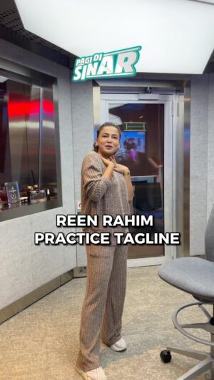 Reen Rahim Instagram - Orang kata usaha tangga kejayaan. Hehe. Pagi ni sampai je studio terus Reen Rahim practice tagline SINAR 🙊

#PagiDiSINAR