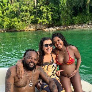 Regina Casé Instagram - Meu compadre @xandedepilares escondendo a barriguinha e minha comadre @mikimbeth exibindo o barrigão!!!!😂🤣😂 Vem Estrela minha afilhadinha ! Vem Estrelinha que a gente já te ama muito!🌟🌟🌟🌟🌟🌟🌟🌟🌟🌟🌟🌟🌟🌟🌟