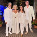 Regina Casé Instagram – Quando a gente vai a um casamento parece que a gente tá casando de novo…
E não são só as memórias mas a atmosfera,aquele amor todo se manifestando… e assim foi na celebração de @joalmeidabraga e @chicoalmendra  nessa tarde cheia de emoção,quando até a chuva parou ,as nuvens se afastaram pra mostrar um céu lindo cheio de cores ali na beirinha do mar. Até a maré foi subindo devagarinho pra não atrapalhar …
Toda felicidade pros noivos queridos,pra nós e pra todos os românticos que como eu choram em casamentos!😍