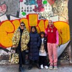 Regina Casé Instagram – All I Want For Christmas é isso aí! 🎅🏻🎄
Meus amores grudadinhos em mim em Nova York! ❤️🗽

#ReginaCase #NewYork #newyorkchristmas