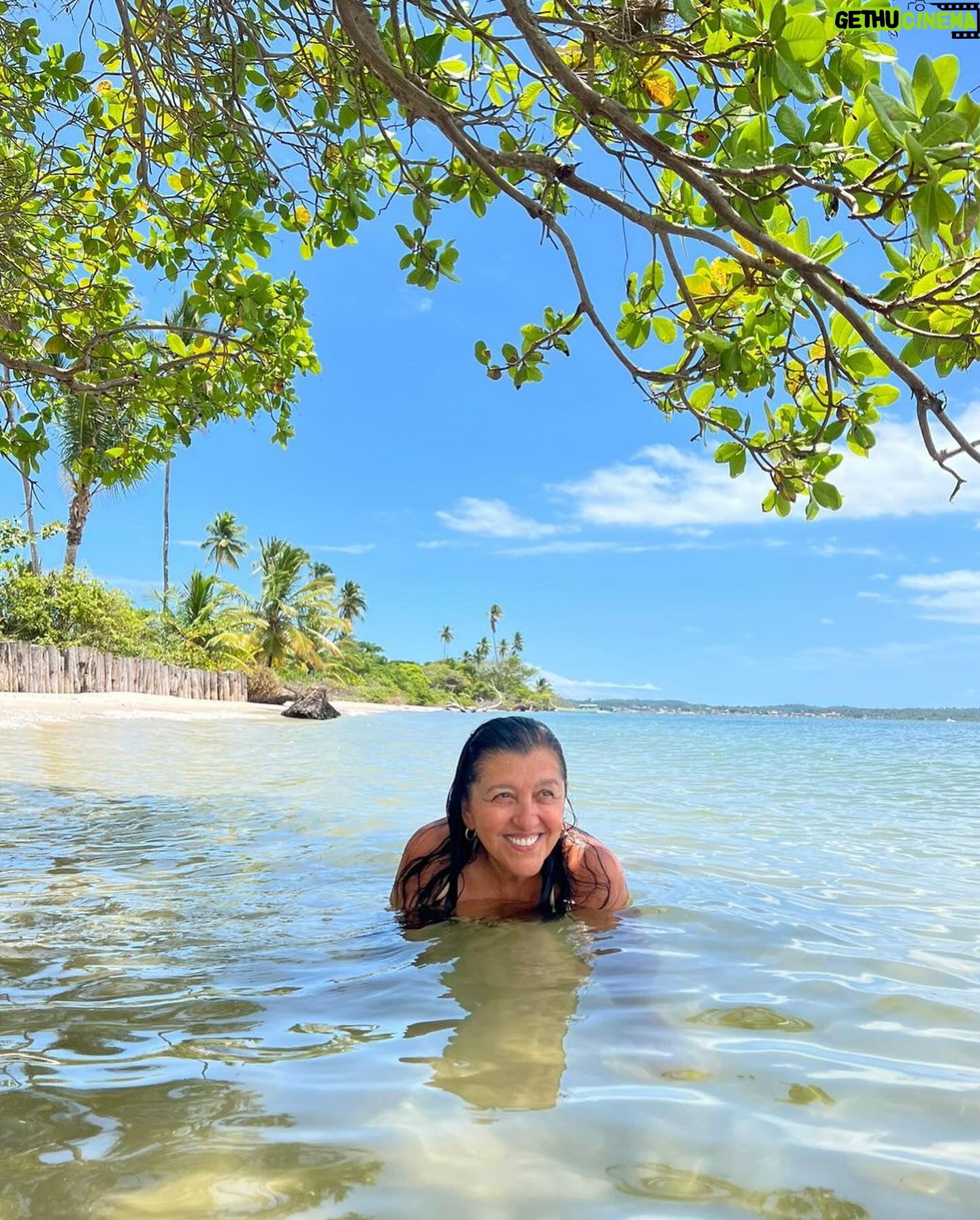 Regina Casé - 51.7K Likes - Conheci agora esse lugar lindo aqui na Bahia🩵
Ponta do Curral!
E na contagem regressiva pro meu aniversário ando tão reflexiva…
Sempre amei a Água ,do rio ,do mar,da cachoeira…
Por mim ,passava mais tempo na àgua do que fora dela.
Quem me conhece sabe que desde pequenininha consigo flutuar paradinha,quietinha,sem me mexer, deitada,sentada e até mesmo em pé!
A água é minha cura,meu prazer…
Mas nunca poderia imaginar que chegaria à minha idade navegando cada vez mais “por mares nunca d’antes navegados”…
Só me resta agradecer e zelar para que essas àguas permaneçam limpas pra meus filhos e netos ,todos os curumins e bichinhos desse Planeta ÁGUA🩵