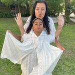 Regina Casé Instagram – E hoje… 11!!!!!! Corre pra ver esse carrossel de amor com uma foto pra cada um desses 11 anos!
Onze anos desse que, pra mim, continua um bebezinho que cabe dentro do meu vestido. 
Que consigo levantar com as pernas. 
Que carrego na carcunda. 
Que nado com ele nas costas. 
Que dorme comigo rente que nem pão quente. 
Que é o meu carrapatinho. 
Que não deixa eu beijar muito a barroquinha que ele tem no queixo. 
Que dança comigo, que dá risada, que faz birra.
Que quando eu pergunto quem é o meu amor e, ele tá quase dormindo, responde levantando só um dedinho. 
Que… mudou a minha vida. 
Roque, a mamãe te ama muito!❤️
#reginacasé  #mãeefilho