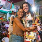 Regina Casé Instagram – Hoje, dia da mulher, eu começo mostrando essa aí, @beneditazerbini, minha filha, que me tornou mãe, me ensinou a gostar de ser mulher, a querer ser mulher, a amar uma outra mulher. 
Ela e outras mulheres incríveis organizaram essa festa linda para mim, e muitas foram me beijar e abraçar, como #AdrianaEsteves, @virginiacase, @patycase, @pretagil, @violetazerbini, @rita.zerbini, @sophiecharlotte1, @leticiacolin, @paulamiller, @clakopke, @donadamangueira, @taisdeverdade e @tete.pagodeira e mais tantas e tantas que não cabem aqui no carrossel, mas que moram no meu coração. 
Obrigada, mulheres. 
E a todas essas mulheres, as que eu já amo e admiro, e a todas que eu ainda vou conhecer, amar, admirar e aprender com elas. ❤️ 

#ReginaCase #Case70