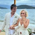 Regina Casé Instagram – Quando a gente vai a um casamento parece que a gente tá casando de novo…
E não são só as memórias mas a atmosfera,aquele amor todo se manifestando… e assim foi na celebração de @joalmeidabraga e @chicoalmendra  nessa tarde cheia de emoção,quando até a chuva parou ,as nuvens se afastaram pra mostrar um céu lindo cheio de cores ali na beirinha do mar. Até a maré foi subindo devagarinho pra não atrapalhar …
Toda felicidade pros noivos queridos,pra nós e pra todos os românticos que como eu choram em casamentos!😍