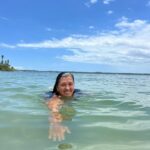 Regina Casé Instagram – Conheci agora esse lugar lindo aqui na Bahia🩵
Ponta do Curral!
E na contagem regressiva pro meu aniversário ando tão reflexiva…
Sempre amei a Água ,do rio ,do mar,da cachoeira…
Por mim ,passava mais tempo na àgua do que fora dela.
Quem me conhece sabe que desde pequenininha consigo flutuar paradinha,quietinha,sem me mexer, deitada,sentada e até mesmo em pé!
A água é minha cura,meu prazer…
Mas nunca poderia imaginar que chegaria à minha idade navegando cada vez mais “por mares nunca d’antes navegados”…
Só me resta agradecer e zelar para que  essas  àguas permaneçam limpas pra meus filhos e netos ,todos os curumins e bichinhos desse Planeta ÁGUA🩵
