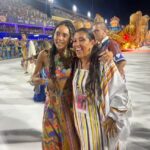 Regina Casé Instagram – Um #tbt para quem assim como eu já está morrendo de saudade do carnaval?
Que delícia esses encontros pela avenida!!
@_leandrovieirarj meu amor que fez esse desfile lindo da @imperatrizleopoldinenseoficial!
minha amiga @taisdeverdade que estava maravilhosa na @oficialportela!
Gente, e que sonho que foi desfilar na @granderio! E de onça! 🐆

#ReginaCase #GrandeRio #Carnaval
