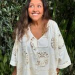 Regina Casé Instagram – Quando a gente vai a um casamento parece que a gente tá casando de novo…
E não são só as memórias mas a atmosfera,aquele amor todo se manifestando… e assim foi na celebração de @joalmeidabraga e @chicoalmendra  nessa tarde cheia de emoção,quando até a chuva parou ,as nuvens se afastaram pra mostrar um céu lindo cheio de cores ali na beirinha do mar. Até a maré foi subindo devagarinho pra não atrapalhar …
Toda felicidade pros noivos queridos,pra nós e pra todos os românticos que como eu choram em casamentos!😍